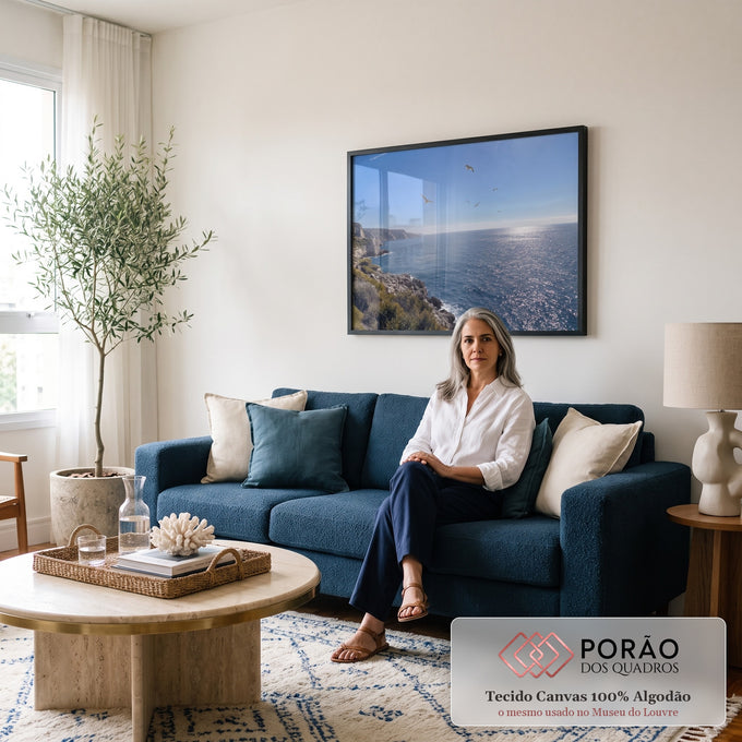 Quadro Decorativo Grande Falésias e Gaivotas para Sala Azul | quadros decorativos para sala de estar | falésias claras à beira-mar com gaivotas voando sob céu azul ensolarado | em ambiente 3 | Porao dos Quadros
