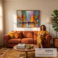 Quadro Decorativo Grande Rua Chuvosa para Sala Laranja | quadros decorativos para sala de estar | rua chuvosa com guarda-chuvas coloridos e prédios em pinceladas abstratas vibrantes | em ambiente 3 | Porao dos Quadros