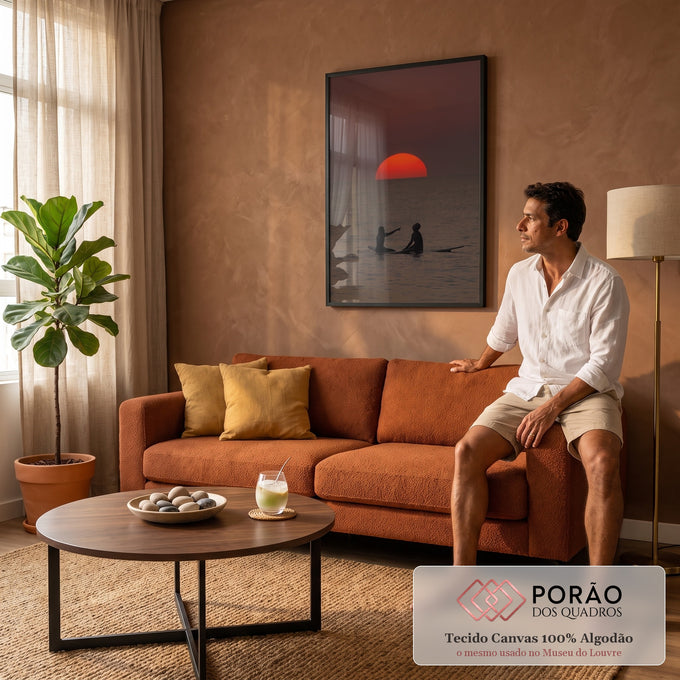Quadro Decorativo Grande Surfistas em Silhueta para Sala | quadros decorativos | surfistas em silhueta observando sol laranja se pondo no mar | em ambiente 2 | Porao dos Quadros