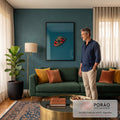 Brasão Porsche dourado, vermelho e preto em macro sobre capô azul petróleo, quadro decorativo