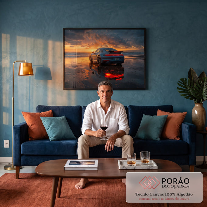 Porsche prata-azulado na praia ao pôr do sol com lanternas refletidas na areia molhada, quadro decorativo