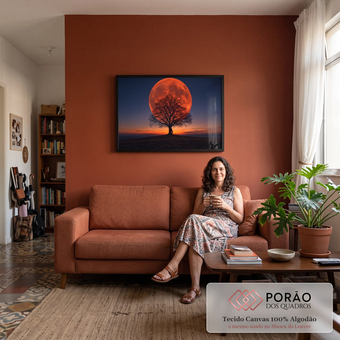Quadro Decorativo Grande Lua Vermelha Laranja para Sala | quadros decorativos para sala de estar | lua vermelha gigante atrás de árvore seca silhueta ao entardecer | em ambiente 3 | Porao dos Quadros