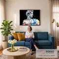 Quadro Decorativo Grande Busto Clássico para Sala Branco | quadros decorativos para sala de estar | busto de mármore clássico coberto de respingos de tinta azul rosa e amarela sobre fundo preto | em ambiente 3 | Porao dos Quadros