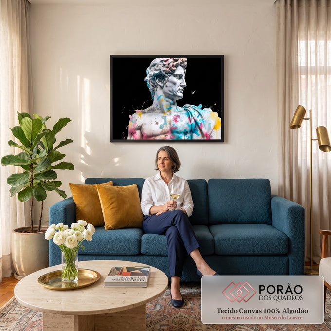 Quadro Decorativo Grande Busto Clássico para Sala Branco | quadros decorativos para sala de estar | busto de mármore clássico coberto de respingos de tinta azul rosa e amarela sobre fundo preto | em ambiente 3 | Porao dos Quadros