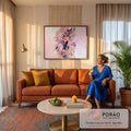 Quadro Decorativo Grande Mulher Elegante para Quarto Rosa | quadros decorativos para sala de estar | mulher elegante com chapéu e penas rosa, luva preta no queixo | em ambiente 3 | Porao dos Quadros