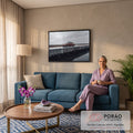 Porsche 911 clássico cor cobre em píer de concreto sobre o mar sob céu cinza, quadro decorativo