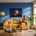 Quadro Decorativo Grande Pirâmide de Gizé para Sala Laranja | quadros decorativos para sala de estar | pirâmide egípcia iluminada em laranja com lua cheia atrás do topo contra céu azul escuro | em ambiente 3 | Porao dos Quadros