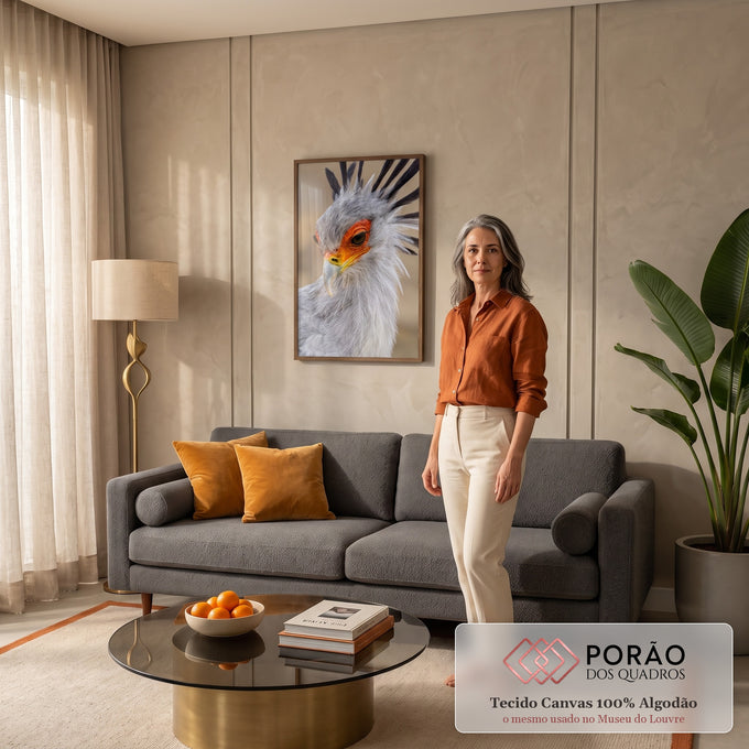 Close de pássaro secretário com penas cinza, crista preta e olho laranja, quadro decorativo