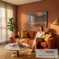 Quadro Decorativo Carro Clássico Vermelho na Estrada | quadros decorativos para sala de estar | carro clássico vermelho e branco numa estrada com montanhas e nuvem alaranjada ao fundo | em ambiente 3 | Porao dos Quadros