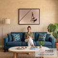 Mulher tenista de vestido branco com raquete e bolsa caramelo caminhando em quadra bege, quadro decorativo