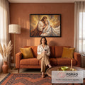 Quadro Decorativo Grande Jesus e Maria para Sala Dourado | quadros decorativos para sala de estar | Jesus abraçando Maria em estilo geométrico dourado com auréolas | em ambiente 3 | Porao dos Quadros