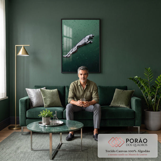 Emblema cromado de felino saltando sobre lataria verde de carro com gotas de chuva, quadro decorativo