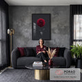 Dália vermelha de pétalas abertas brotando entre pedaços de carvão preto, fundo cinza, quadro decorativo