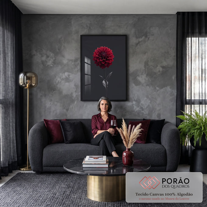 Dália vermelha de pétalas abertas brotando entre pedaços de carvão preto, fundo cinza, quadro decorativo