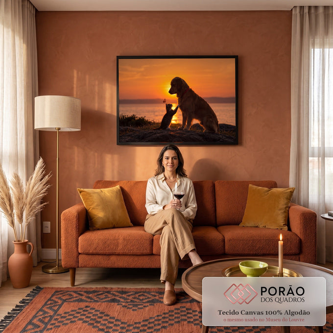 Golden retriever e gatinho brincando com borboleta à beira-mar no pôr do sol laranja, quadro decorativo