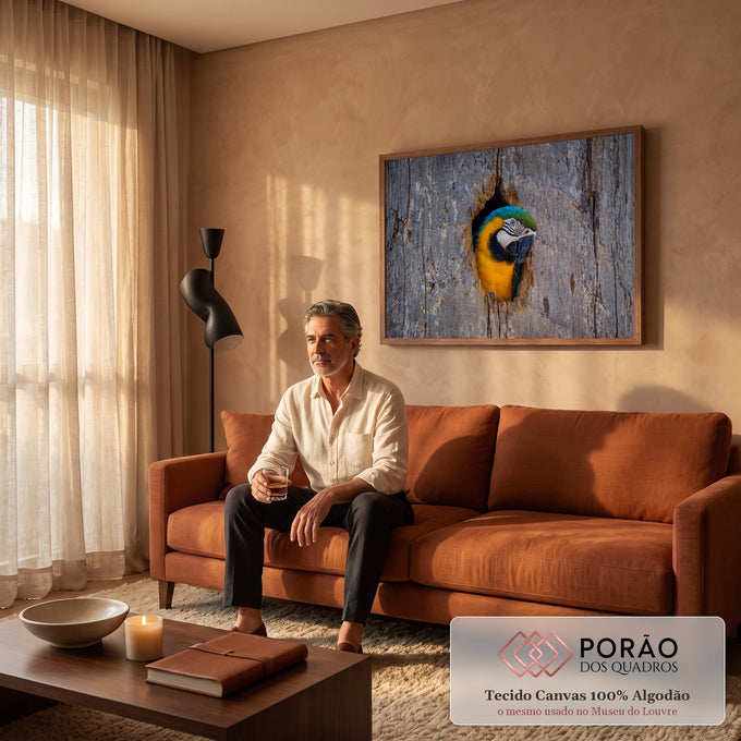 Arara azul e amarela espiando pelo oco de um tronco de madeira cinza, fotografia, quadro decorativo
