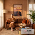 Pôr do sol laranja sobre o mar com cais de madeira, lanternas acesas e barcos, quadro decorativo