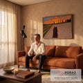 Quadro Decorativo Grande Cavalo Observando para Sala Laranja | quadros decorativos para sala de estar | cavalo visto de costas observando pôr do sol laranja intenso em picadeiro | em ambiente 3 | Porao dos Quadros