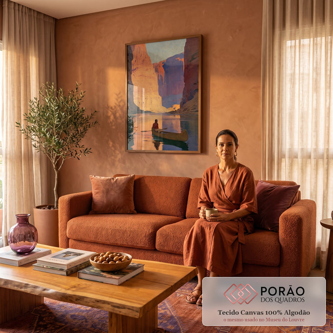 Quadro Decorativo Grande Canoa no Desfiladeiro para Sala | quadros decorativos para sala de estar | homem em canoe remando por rio num desfiladeiro de rochas laranja ao pôr do sol | em ambiente 3 | Porao dos Quadros