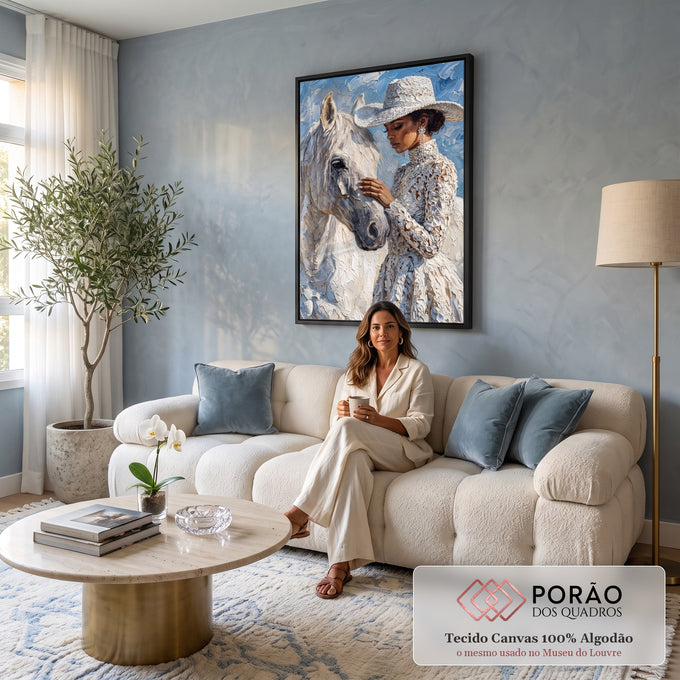 Mulher de chapéu e vestido de renda acariciando cavalo branco em pintura empastada, quadro decorativo