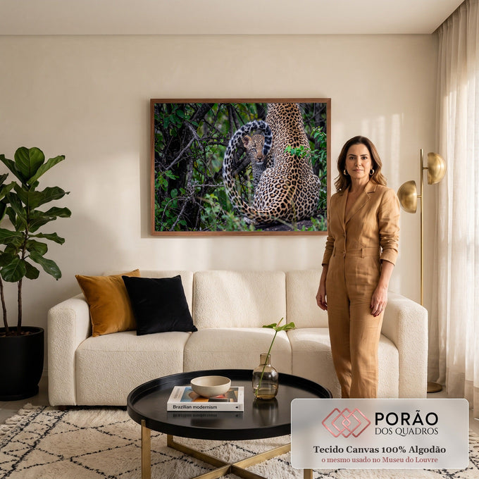Filhote de leopardo espiando sob a cauda da mãe em meio à mata verde, fotografia, quadro decorativo