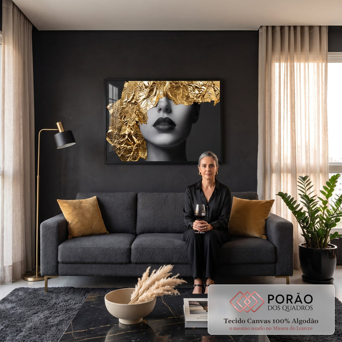 Quadro Decorativo Grande Rosto Feminino Preto para Sala | quadros decorativos para sala de estar | rosto feminino em preto e branco com folha de ouro cobrindo os olhos | em ambiente 3 | Porao dos Quadros