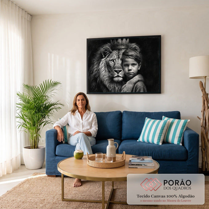 Quadro Decorativo Grande Menino e Leão para Sala Preto | quadros decorativos para sala de estar | leão coroado encostado no rosto de um menino, em preto e branco estilo grafite | em ambiente 3 | Porao dos Quadros