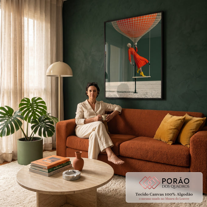 Mulher de vestido laranja e botas amarelas em balanço sob balão de rede, fundo verde, quadro decorativo
