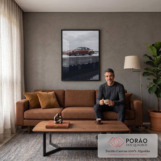 Quadro Decorativo Grande Carro Esportivo Marrom para Sala | quadros decorativos para sala de estar | carro esportivo clássico cor cobre estacionado num píer de concreto cinza | em ambiente 3 | Porao dos Quadros