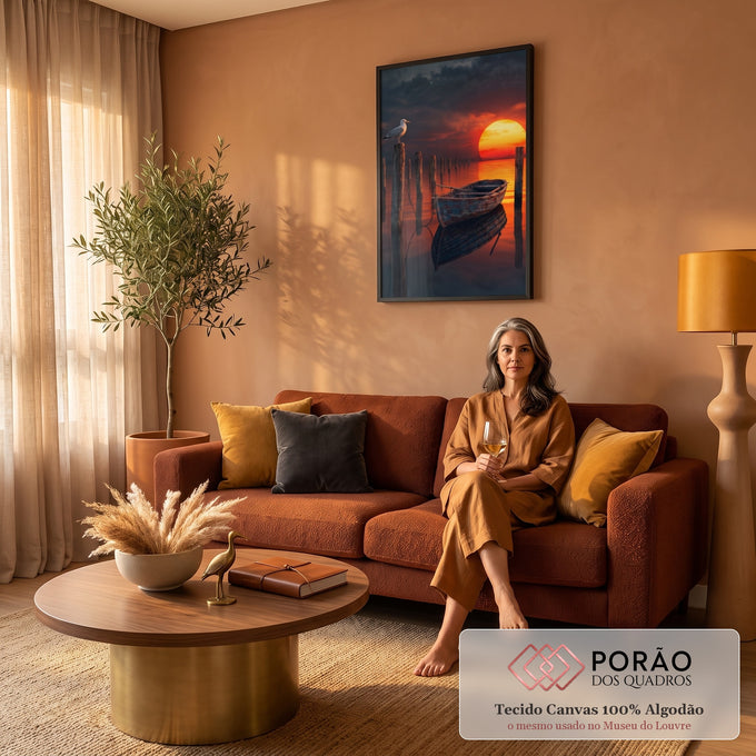 Quadro Decorativo Grande Gaivota e Barco para Sala Laranja | quadros decorativos para sala de estar | pôr do sol alaranjado com gaivota em poste e barco de madeira preso no píer | em ambiente 3 | Porao dos Quadros