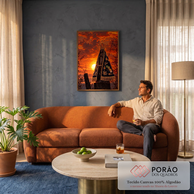 Quadro Decorativo Grande Nossa Senhora Céu para Sala Laranja | quadros decorativos para sala de estar | estátua de Nossa Senhora com manto azul dourado contra céu alaranjado de pôr do sol | em ambiente 3 | Porao dos Quadros