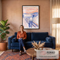 Quadro Decorativo Grande Grito de Edvard Laranja para Sala | quadros decorativos para sala de estar | figura gritando em aquarela sobre ponte com céu laranja e mar azul | em ambiente 3 | Porao dos Quadros