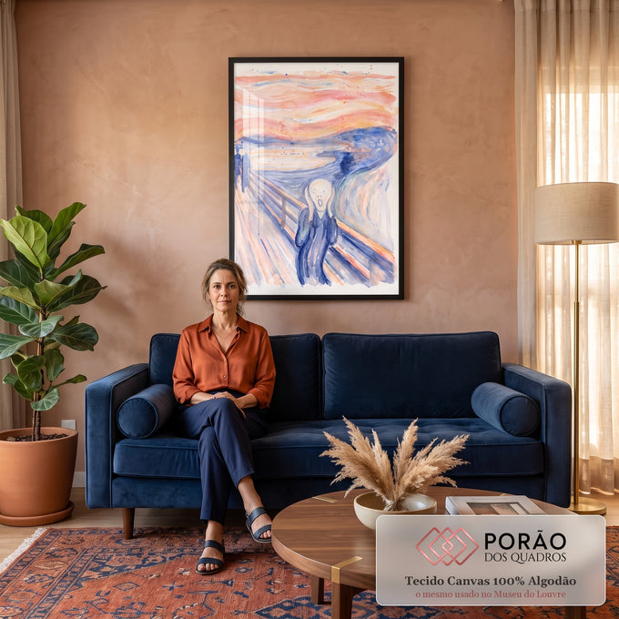Quadro Decorativo Grande Grito de Edvard Laranja para Sala | quadros decorativos para sala de estar | figura gritando em aquarela sobre ponte com céu laranja e mar azul | em ambiente 3 | Porao dos Quadros