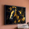 Quadro Decorativo Grande Cavalo com Respingos para Sala | quadros decorativos para sala de estar | cavalo preto com manchas douradas e respingos de tinta amarela sobre fundo escuro | em ambiente 3 | Porao dos Quadros