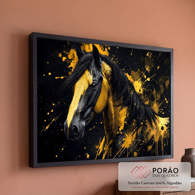 Quadro Decorativo Grande Cavalo com Respingos para Sala | quadros decorativos para sala de estar | cavalo preto com manchas douradas e respingos de tinta amarela sobre fundo escuro | em ambiente 3 | Porao dos Quadros
