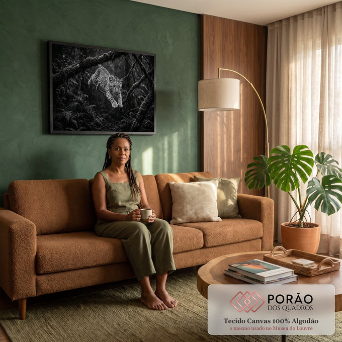 Quadro Decorativo Grande Leopardo Saltando para Sala Preto | quadros decorativos para sala de estar | leopardo saltando de um galho na chuva, em preto e branco | em ambiente 3 | Porao dos Quadros