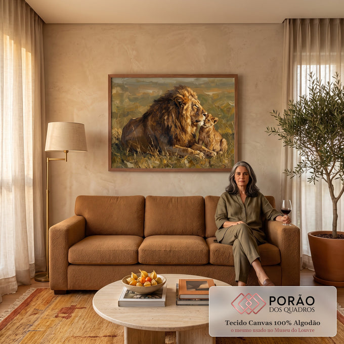 Quadro Decorativo Grande Leão e Filhote para Sala Dourado | quadros decorativos para sala de estar | leão adulto deitado com filhote aconchegado, pintura a óleo em tons dourados e marrons | em ambiente 3 | Porao dos Quadros