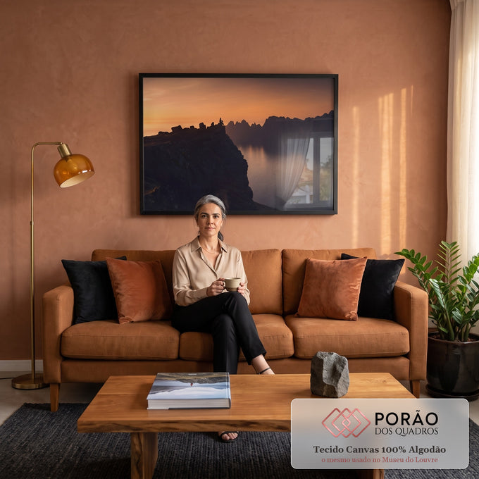 Silhueta no penhasco diante de fiorde e montanhas ao pôr do sol laranja, quadro decorativo
