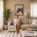 Cavalo branco de crina trançada apoiado sobre cavalo tordilho cinza em fundo bege, quadro decorativo
