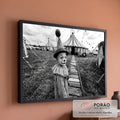 Menino vestido de palhaço com chapéu de pompom diante de tenda de circo em preto e branco, quadro decorativo