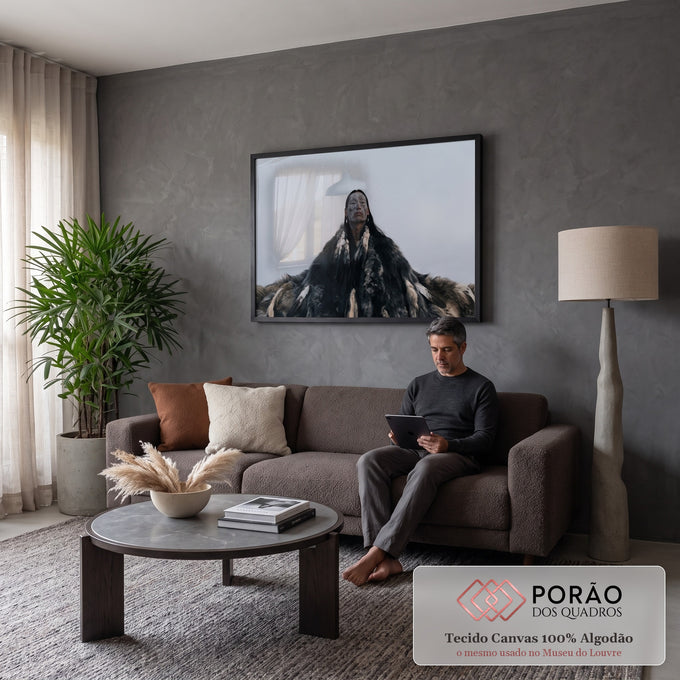 Xamã indígena de rosto pintado com manto de peles e penas sob céu cinza nublado, quadro decorativo