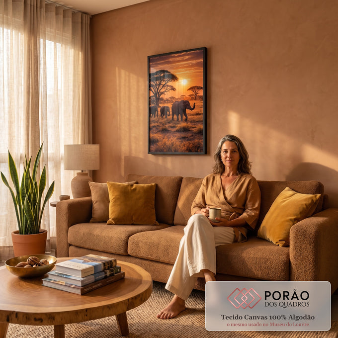Quadro Decorativo Grande Elefantes na Savana para Sala | quadros decorativos para sala de estar | três elefantes caminhando na savana africana ao pôr do sol laranja | em ambiente 3 | Porao dos Quadros