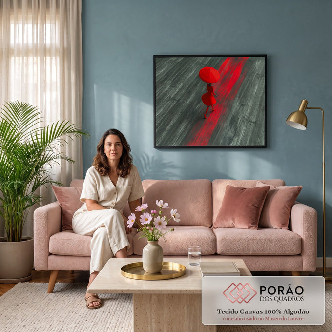 Quadro Decorativo Grande Mulher de Vista para Sala Vermelho | quadros decorativos para sala de estar | figura de vestido e chapéu vermelhos vista de cima com rastro de tinta no chão cinza | em ambiente 3 | Porao dos Quadros