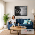 Leopardo descendo tronco de árvore em fotografia preto e branco com céu nublado, quadro decorativo