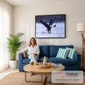 Quadro Decorativo Grande Águia de Asas Marrom para Sala | quadros decorativos para sala de estar | águia-de-cabeça-branca com asas abertas sobre neve e pedras | em ambiente 3 | Porao dos Quadros
