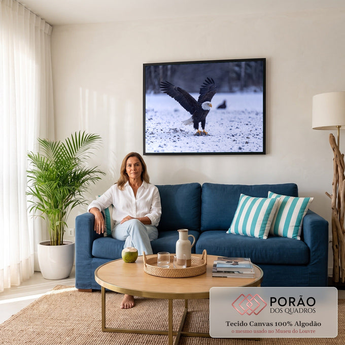 Quadro Decorativo Grande Águia de Asas Marrom para Sala | quadros decorativos para sala de estar | águia-de-cabeça-branca com asas abertas sobre neve e pedras | em ambiente 3 | Porao dos Quadros