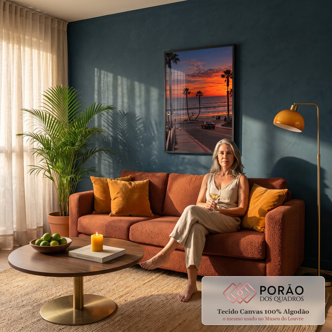 Quadro Decorativo Grande Carro Clássico na Orla para Sala | quadros decorativos para sala de estar | pôr do sol laranja entre palmeiras com carro clássico em rua litorânea | em ambiente 3 | Porao dos Quadros