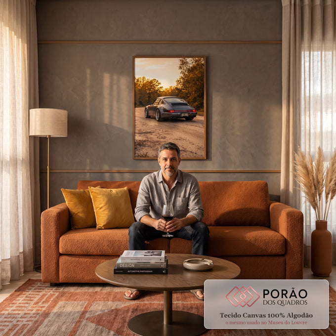 Porsche 911 cinza de traseira em estrada de terra com árvores de outono ao pôr do sol, quadro decorativo