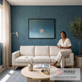 Quadro Decorativo Grande Flor Branca para Sala Azul | quadros decorativos para sala de estar | flor branca solitária com centro amarelo sobre fundo azul texturizado | em ambiente 3 | Porao dos Quadros