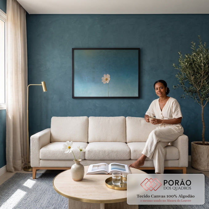 Quadro Decorativo Grande Flor Branca para Sala Azul | quadros decorativos para sala de estar | flor branca solitária com centro amarelo sobre fundo azul texturizado | em ambiente 3 | Porao dos Quadros